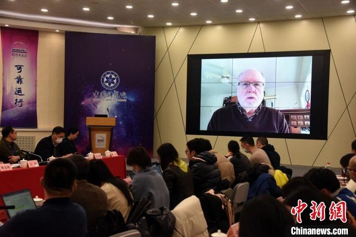 美國伊利諾伊大學教授理查德？克魯切爾通過視頻點評FAST測量星際磁場最新研究成果。　<a target='_blank' href='/'>中新社</a>記者 孫自法 攝