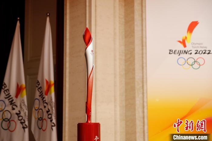 展示的北京冬奧會火炬?！〗x 攝