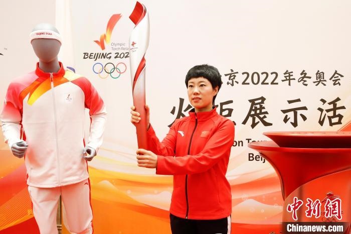 溫哥華冬奧會冠軍張會展示北京2022年冬奧會火炬?！〗x 攝