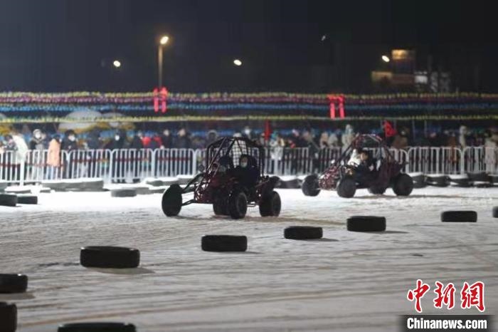 來吧，一起體驗(yàn)雪地越野車的刺激吧?！∮诤Ｑ?攝