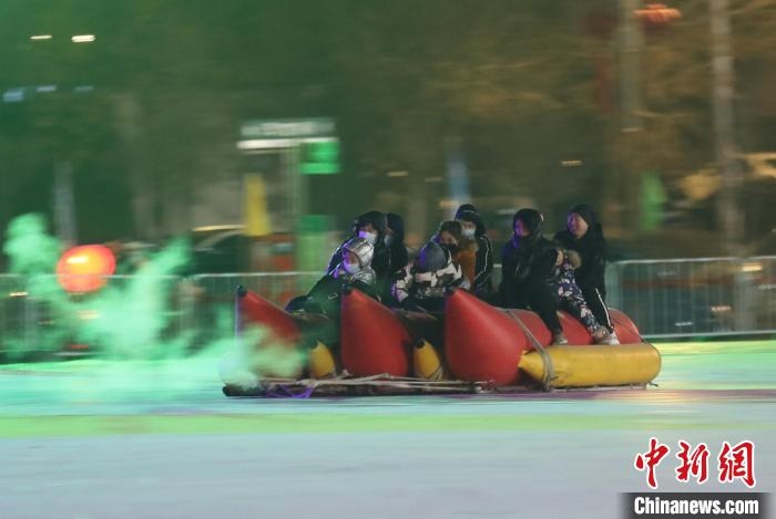 民眾沉醉在冰上香蕉船的快樂中?！∮诤Ｑ?攝