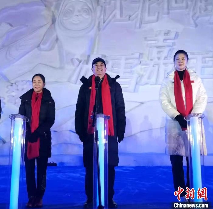 前女排國家隊(duì)隊(duì)長奧運(yùn)冠軍惠若琪(右一)，中國女子田徑競走奧運(yùn)冠軍王麗萍(左一)助陣當(dāng)晚活動(dòng)?！≮w桂華 攝