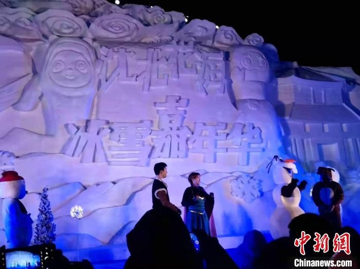 活動(dòng)現(xiàn)場表演的《冰雪奇緣》很受歡迎。　趙桂華 攝