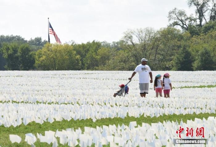 當?shù)貢r間2021年9月18日，美國首都華盛頓國家廣場上插著數(shù)十萬白色旗幟，悼念新冠逝者。這個名為“在美國：銘記”藝術(shù)裝置由美國藝術(shù)家弗斯滕伯格(Suzanne Firstenberg)策劃，她計劃在兩周內(nèi)與公眾一起在華盛頓國家廣場插上與美國新冠死亡病例數(shù)對應(yīng)的白旗，以示悼念。 <a target='_blank' href='/'>中新社</a>記者 陳孟統(tǒng) 攝