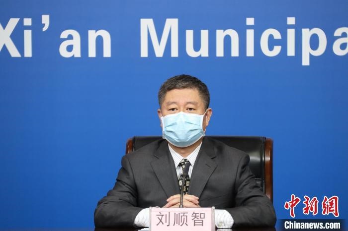 圖為西安市衛(wèi)生健康委主任劉順智6日在新聞發(fā)布會上?！∥靼彩姓﹫D