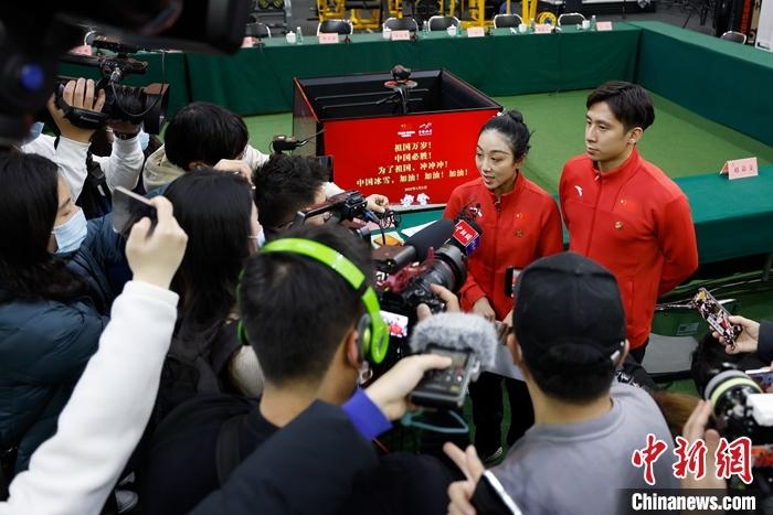 1月5日晚，全力沖刺北京冬奧學(xué)習(xí)座談會(huì)在北京舉行。座談會(huì)后，中國花樣滑冰雙人滑組合隋文靜、韓聰接受記者采訪。 <a target='_blank' href='/'>中新社</a>記者 富田 攝
