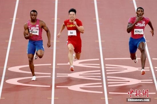 資料圖：北京時(shí)間8月1日晚，在東京奧運(yùn)會(huì)男子百米決賽中，中國(guó)選手蘇炳添以9.98秒的成績(jī)獲得第六名，作為首位闖進(jìn)奧運(yùn)男子百米決賽的中國(guó)人，他再次創(chuàng)造了歷史。圖為蘇炳添在比賽中。<a target='_blank' href='/'>中新社</a>記者 富田 攝