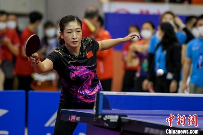 劉詩雯在2021年全國乒乓球“業(yè)余球王”總決賽中與選手互動交流球技?！●樤骑w 攝