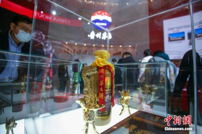 10月19日，天津，參觀者在中國茅臺展位參觀展示的白酒。當(dāng)天，第105屆全國糖酒商品交易會在國家會展中心(天津)啟幕。本屆糖酒會展覽總面積20萬平方米，吸引了來自40多個國家和地區(qū)的3504家參展商參展，共設(shè)置了傳統(tǒng)酒類、葡萄酒及國際烈酒、食品及飲料、調(diào)味品及配料、食品機械及包裝等展區(qū)。 <a target='_blank' href='/'>中新社</a>記者 佟郁 攝