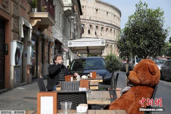 資料圖：意大利羅馬斗獸場附近的酒吧，顧客在露臺上喝酒。
