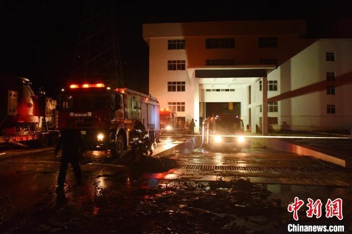 丹巴關(guān)州電站外多臺(tái)消防車輛正在開展排水作業(yè)?！≈苡?攝