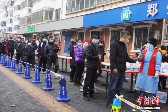 資料圖：1月7日，河南鄭州，市民有序排隊(duì)進(jìn)行核酸檢測(cè)。<a target='_blank' href='/'>中新社</a>記者 劉鵬 攝