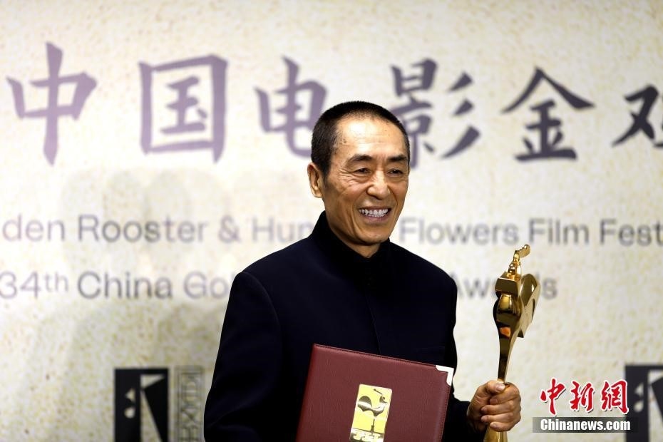 (資料圖：張藝謀以執(zhí)導(dǎo)《懸崖之上》榮膺最佳導(dǎo)演獎(jiǎng)。 <a target='_blank' href='/'>中新社</a>記者 呂明 攝)