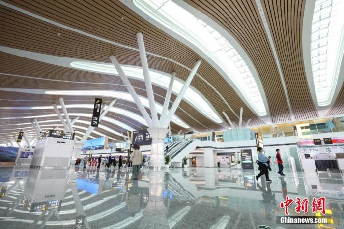 資料圖：貴陽龍洞堡國際機場T3航站樓出發(fā)大廳。 瞿宏倫 攝