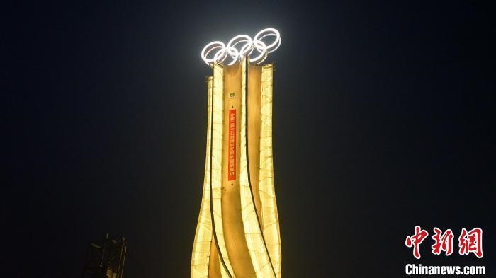 1月25日，由中建二局三公司承建的“海陀塔”順利竣工，奧運五環(huán)閃耀延慶冬奧賽區(qū)?！≈薪ǘ秩竟﹫D
