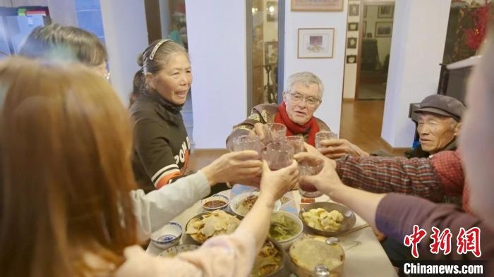 圖為賀歲紀(jì)錄片《“洋女婿”的中國(guó)年》劇照?！『h(yuǎn)航 攝