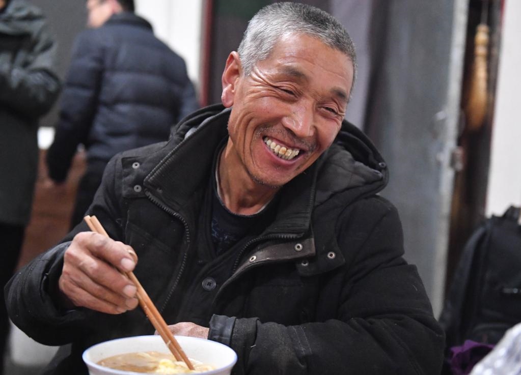 1月26日，山西省汾西縣段村村民蔡文明談起見到總書記的心情，激動(dòng)又開心。新華社記者 柴婷 攝