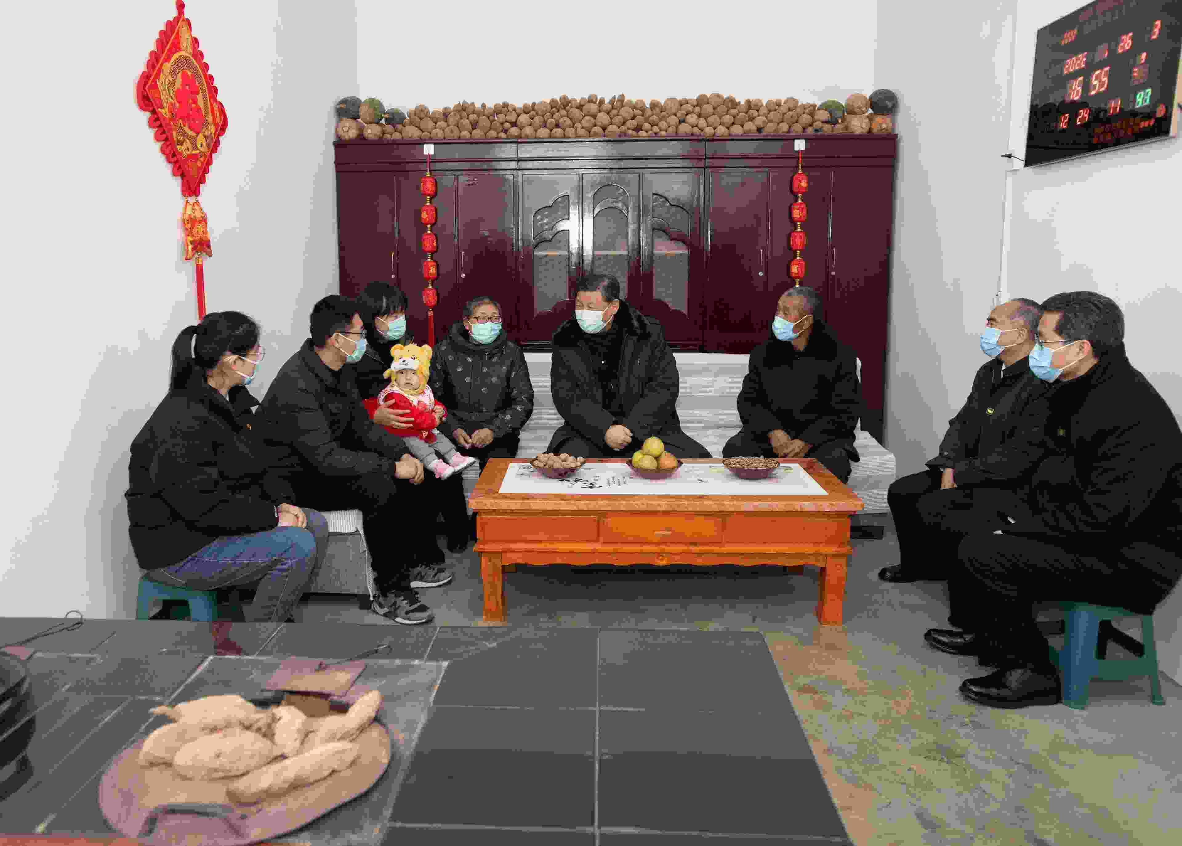 △2022年1月26日，中共中央總書記、國家主席、中央軍委主席習近平在臨汾市汾西縣僧念鎮(zhèn)段村同村民蔡文明一家親切交流。