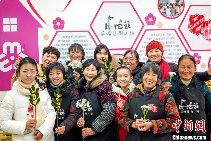 “蘇母藝術(shù)工坊”文創(chuàng)工作室的姐妹們?！」帕捡x 攝