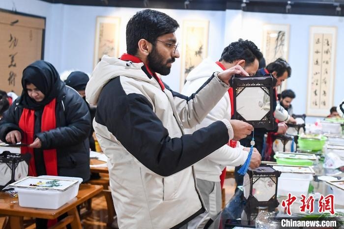 巴基斯坦留學(xué)生制作燈籠?！钊A峰 攝