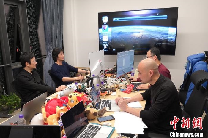 廣州美術(shù)學(xué)院曹雪、劉平云帶領(lǐng)的設(shè)計(jì)團(tuán)隊(duì)對(duì)北京冬奧會(huì)吉祥物加班加點(diǎn)進(jìn)行修改設(shè)計(jì)。(資料圖) 劉平云供圖