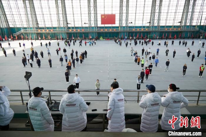 北京冬奧會閉幕式開始前，演員們在進行排練?！埼暮?供圖