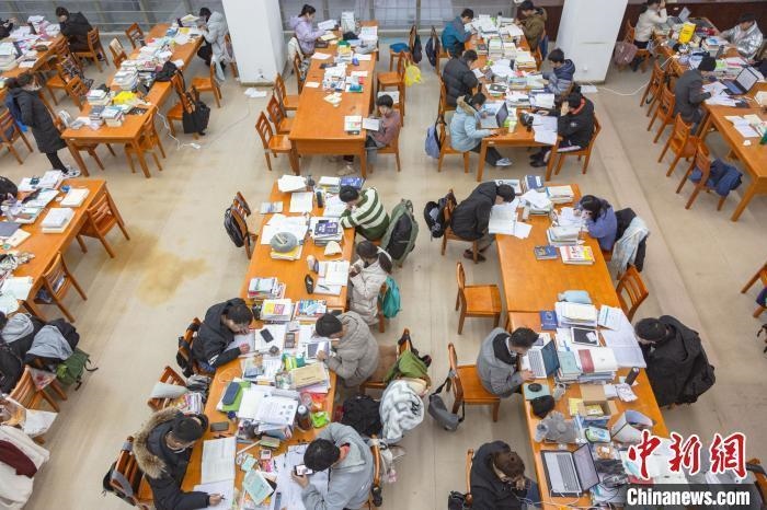 資料圖：南昌大學(xué)圖書館自習(xí)室內(nèi)，考生正在緊張復(fù)習(xí)?！⒘?攝