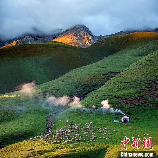 圖為作品《晨光炊煙》?！〗股?攝