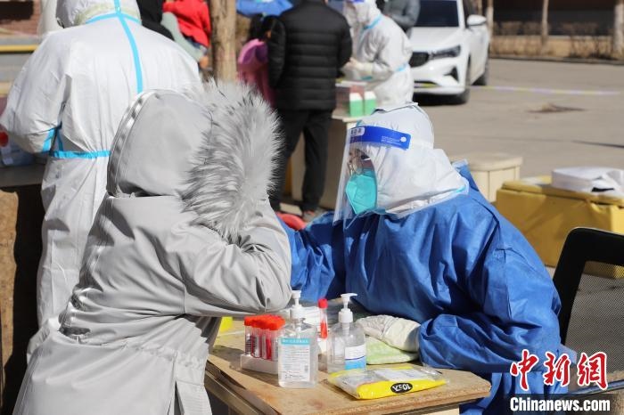 呼和浩特市民做核酸。　張林虎 攝