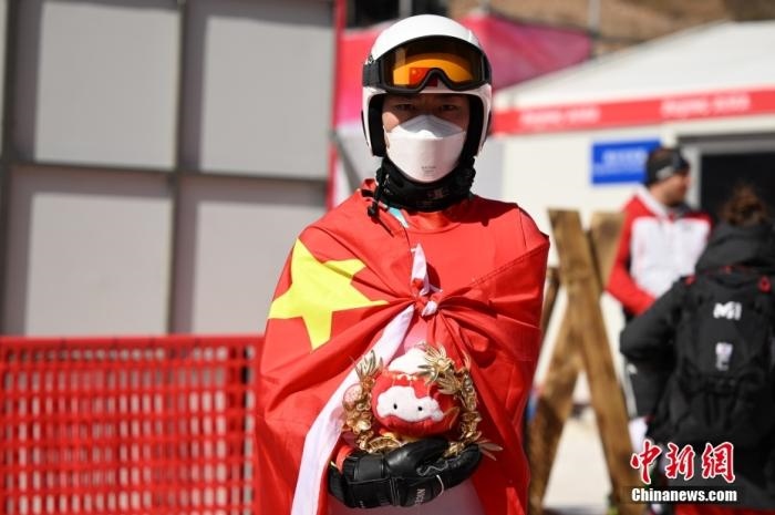 3月6日，中國(guó)選手梁景怡在賽后手捧吉祥物。當(dāng)日，北京2022年冬殘奧會(huì)殘奧高山滑雪男子超級(jí)大回轉(zhuǎn)-站姿決賽在國(guó)家高山滑雪中心舉行，中國(guó)選手梁景怡奪得冠軍。 <a target='_blank' href='/'>中新社</a>記者 劉冉陽(yáng) 攝 　
