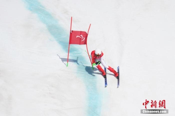 3月6日，中國(guó)選手梁景怡在比賽中。當(dāng)日，北京2022年冬殘奧會(huì)殘奧高山滑雪男子超級(jí)大回轉(zhuǎn)-站姿決賽在國(guó)家高山滑雪中心舉行，中國(guó)選手梁景怡奪得冠軍。 <a target='_blank' href='/'>中新社</a>記者 劉冉陽(yáng) 攝 　