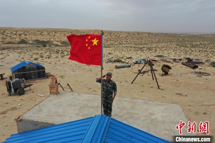 圖為每天升旗是謝寶民的必修課?！∈茉L者供圖