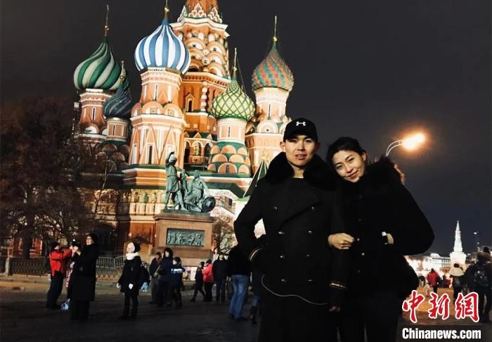 圖為敖木希勒夫婦留學合影。　敖木希勒供圖