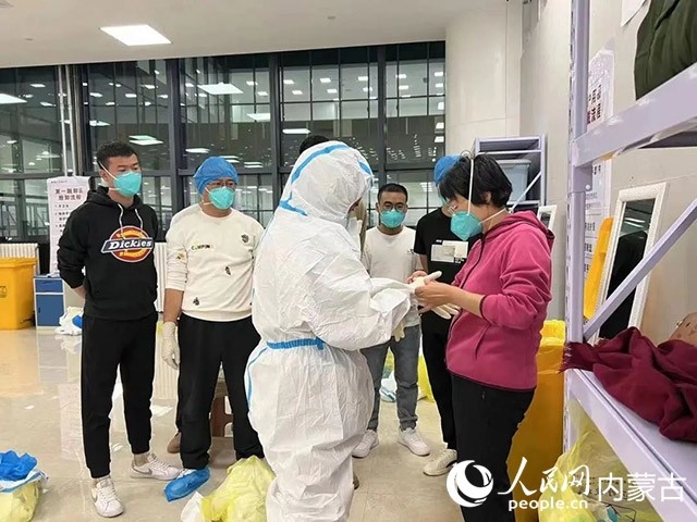 醫(yī)護(hù)人員正在方艙醫(yī)院工作。呼和浩特市第一醫(yī)院供圖