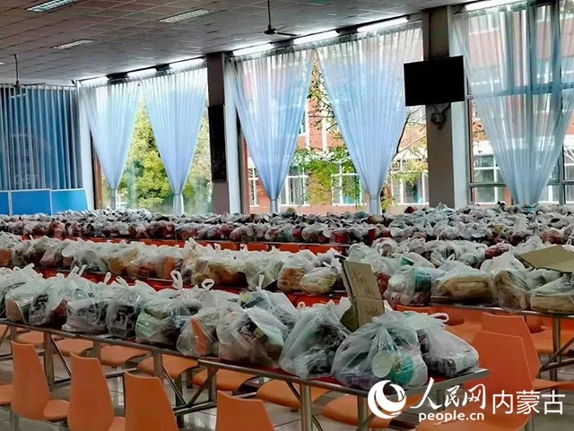 內(nèi)蒙古師范大學(xué)為返鄉(xiāng)學(xué)生準(zhǔn)備午餐和路途上的方便食品。內(nèi)蒙古教育廳供圖