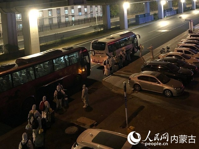 高校學(xué)生有序登車，前往隔離點(diǎn)。內(nèi)蒙古教育廳供圖