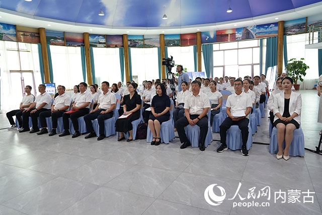 與會(huì)人員共同觀看科右中旗牛產(chǎn)業(yè)高質(zhì)量發(fā)展專(zhuān)題片。苑曉睿攝