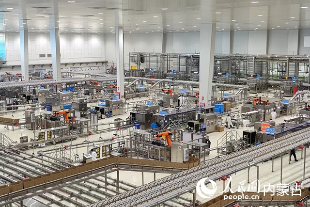 伊利健康谷液態(tài)奶生產(chǎn)基地。人民網(wǎng)記者 趙夢月攝