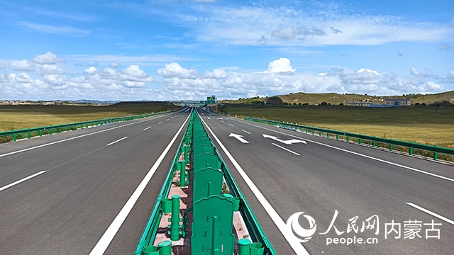 G1611經(jīng)棚至烏蘭布統(tǒng)高速公路項目。人民網(wǎng)記者 趙夢月攝