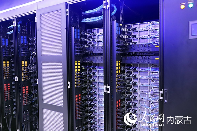 內(nèi)蒙古高性能計算公共服務(wù)平臺機(jī)房。人民網(wǎng)記者 苗陽攝