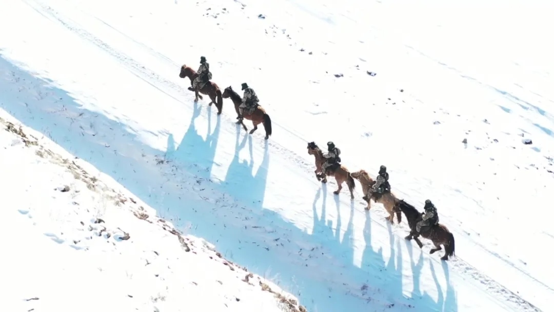 迎著朝陽在邊防線上巡邏的執(zhí)勤官兵。賴志強(qiáng) 攝.webp.jpg