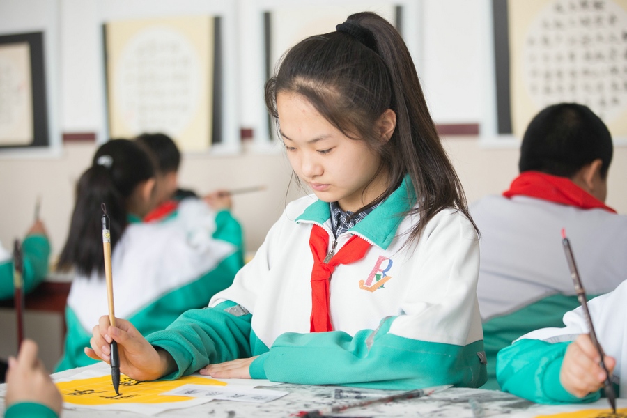 北重一小，學(xué)生正在書寫毛筆字 (2).jpg