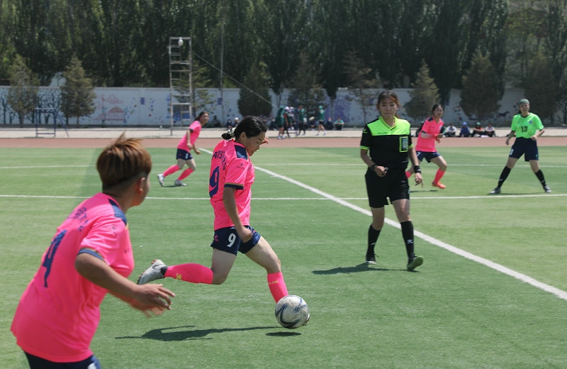 3.大學(xué)生足球聯(lián)賽本科組比賽現(xiàn)場，內(nèi)蒙古民族大學(xué)（粉色）對陣呼和浩特民族學(xué)院.JPG
