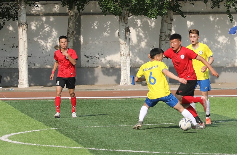 2.大學(xué)生足球聯(lián)賽本科組比賽現(xiàn)場，內(nèi)蒙古工業(yè)大學(xué)（紅色）對陣內(nèi)蒙古醫(yī)科大學(xué).jpg