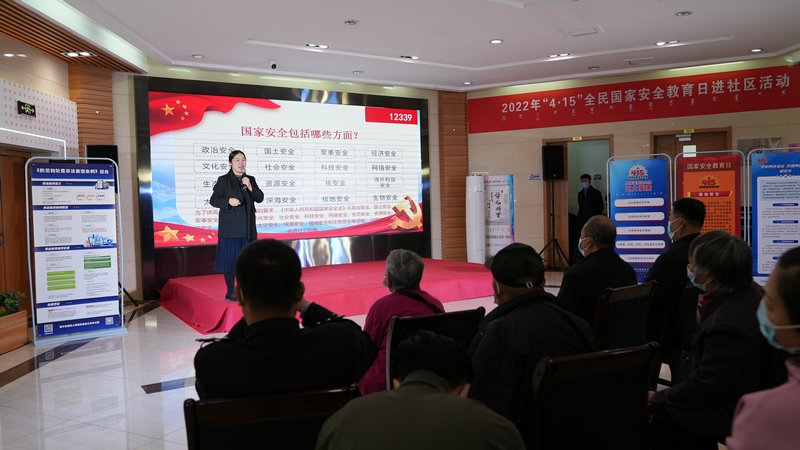 線下聯(lián)合各國家安全委員單位同步開展“國家安全進(jìn)社區(qū)”活動，現(xiàn)場通過以國家安全知識問答為主線，穿插烏蘭牧騎演出、國家安全宣講、發(fā)放國家安全法律法規(guī)讀本等形式，圍繞什么是國家安全、國家安全包含哪些內(nèi)容、如何維護(hù)國家安全等方面，為社區(qū)老百姓開展宣傳宣講，同時作為現(xiàn)場“進(jìn)社區(qū)”活動與線上直播活動連線，把現(xiàn)場熱烈氣氛帶到網(wǎng)絡(luò)，與大家共同分享。 (4)_副本.jpg