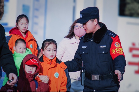 站好“護(hù)學(xué)崗”，守護(hù)“成長路”——南地公安持續(xù)開展護(hù)學(xué)行動(dòng)494.png