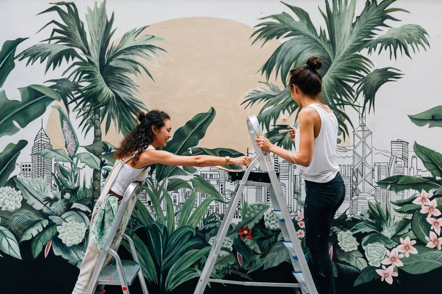 05. 藝術(shù)家梅慧欣、連佩汶與她們創(chuàng)作的壁畫作品.jpg