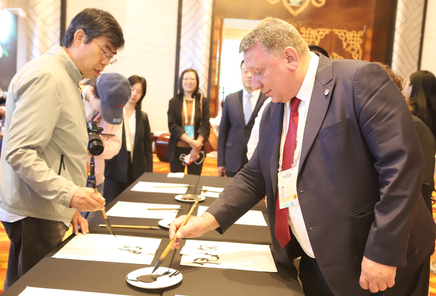 非遺、書法、文創(chuàng)齊亮相！2025年國家重要橋頭堡智庫論壇讓中外嘉賓讀懂北疆文化