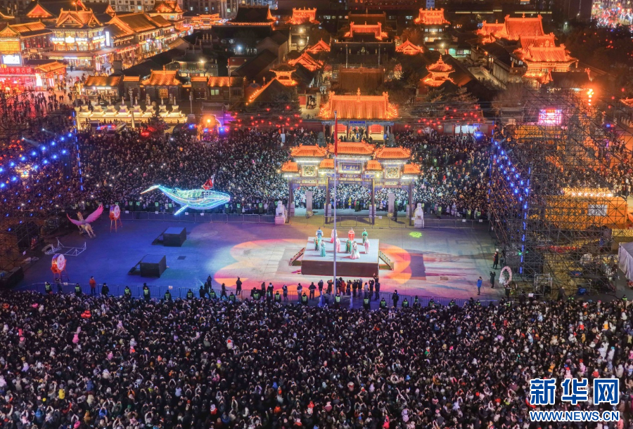 2025年12月31日晚，呼和浩特市玉泉區(qū)塞上老街旅游休閑街區(qū)跨年夜活動(dòng)現(xiàn)場游人如織。新華網(wǎng)發(fā)（丁根厚 攝）.jpg
