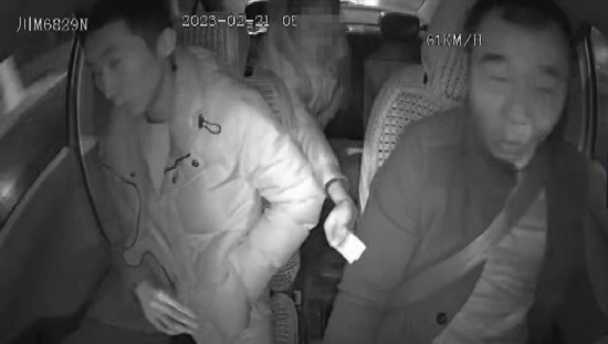 凌晨女子打車到江邊，并掏出百元大鈔給司機稱不用找了。資陽公安供圖